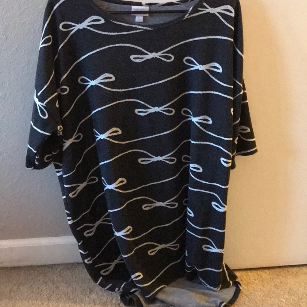 Lularoe high low tunic tee in grey bow pattern.